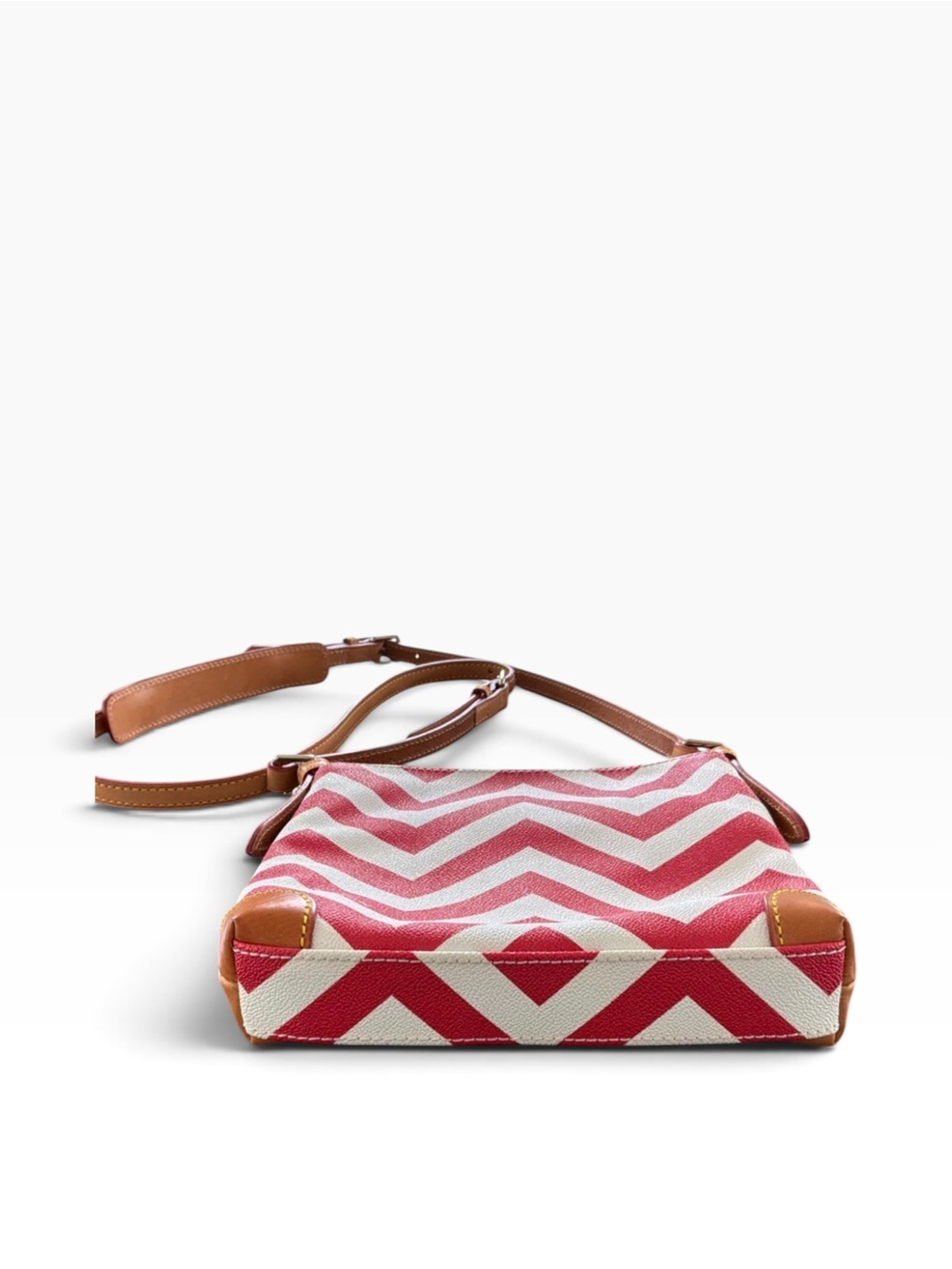 Dooney & Bourke Red Chevron Crossbody Letter Carrier Bag Pouchette J7652644 - Picture 5 of 15